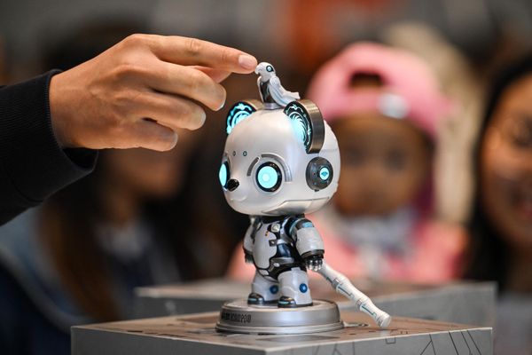 A man toying with a Kormo mascot on display. - Sputnik International