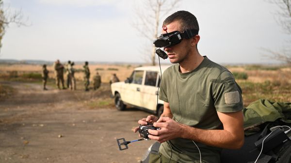 A serviceman of the Russian Armed Forces learns to fly a FPV (First Person View) drone at the Akhmat aerial reconnaissance school - Sputnik International