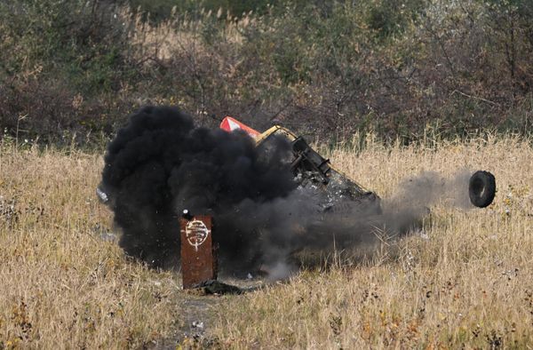 Russian soldiers learn to drop munitions from a UAV at the Akhmat aerial reconnaissance school range. - Sputnik International