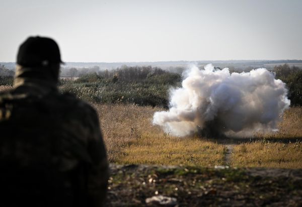 Russian soldiers learn to drop munitions using drones at the Akhmat school range. - Sputnik International