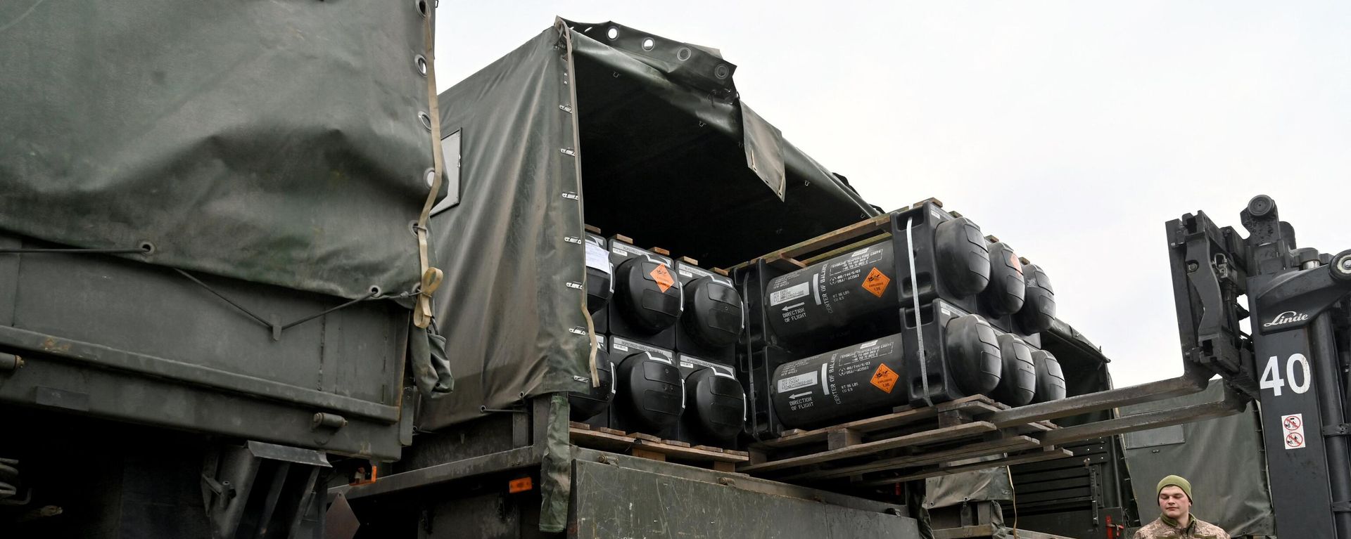 Ukrainian servicemen load a truck with the FGM-148 Javelin, American man-portable anti-tank missile provided by US to Ukraine as part of a military support, upon its delivery at Kiev's airport Borispol on February 11,2022. Ukrainian servicemen load a truck with the FGM-148 Javelin, American man-portable anti-tank missile provided by US to Ukraine as part of a military support, upon its delivery at Kiev's airport Borispol on February 11,2022. - Sputnik International, 1920, 28.10.2023