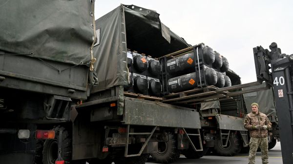Ukrainian servicemen load a truck with the FGM-148 Javelin, American man-portable anti-tank missile provided by US to Ukraine as part of a military support, upon its delivery at Kiev's airport Borispol on February 11,2022. - Sputnik International