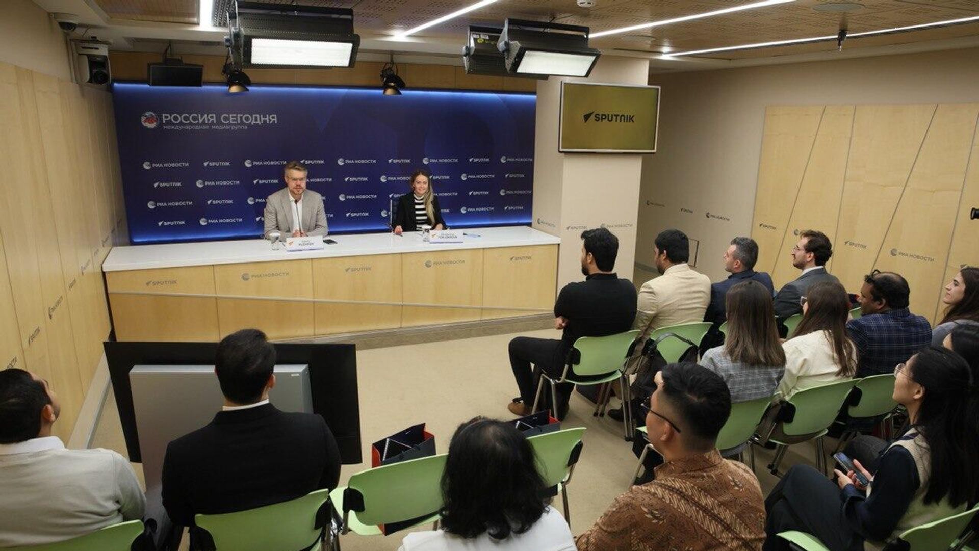 Sputnik headquarters launches in-person course for foreign journalists Sputnik headquarters launches in-person course for foreign journalists - Sputnik International, 1920, 25.10.2023