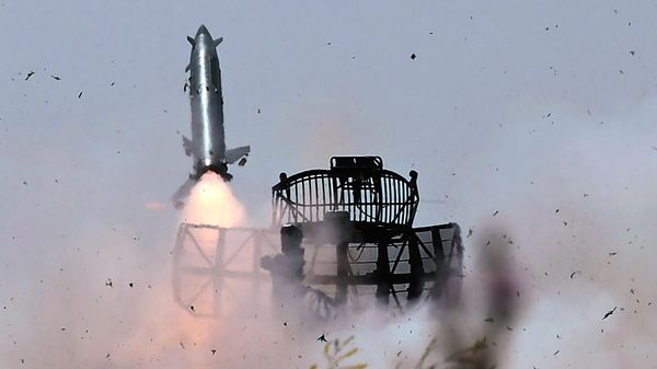Russian servicemen of the 2nd Army Corps of the Southern Group of Forces fire a 9K33 Osa surface-to-air missile system at a position in the course of Russia's military operation in Lugansk People's Republic. - Sputnik International