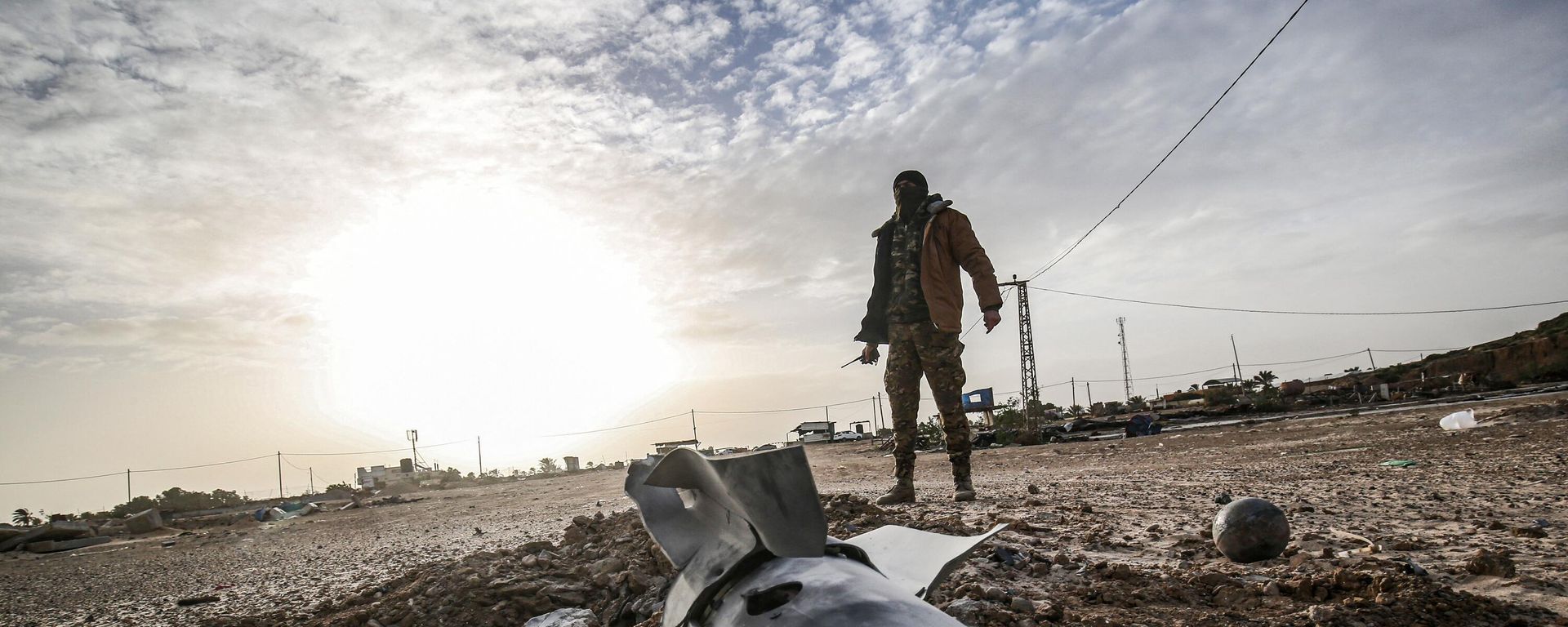 A Palestinian fighter from Ezz-Al Din Al-Qassam Brigades, the armed wing of the Hamas movement, checks debris at the site of an Israeli air strike in Khan Yunis in the southern Gaza Strip December 26, 2019 A Palestinian fighter from Ezz-Al Din Al-Qassam Brigades, the armed wing of the Hamas movement, checks debris at the site of an Israeli air strike in Khan Yunis in the southern Gaza Strip December 26, 2019 - Sputnik International, 1920, 25.10.2023