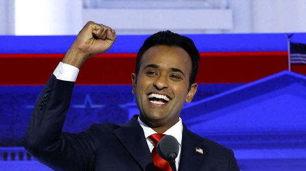 Entrepreneur and author Vivek Ramaswamy gestures as he arrives to take part in the first Republican Presidential primary debate at the Fiserv Forum in Milwaukee, Wisconsin, on August 23, 2023 - Sputnik International