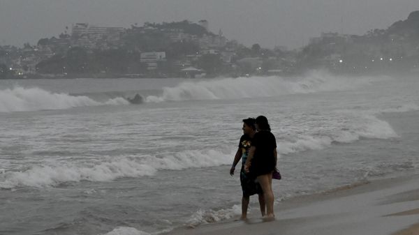 People stand on the beach after Hurricane Otis' arrival alert in Acapulco, Guerrero state, Mexico on October 24, 2023. A new Category 3 hurricane, driven by winds exceeding 200 km/h, threatens Acapulco, the tourist capital of the Pacific on the west coast of Mexico, the American National Hurricane Center (NHC) said on Tuesday. - Sputnik International