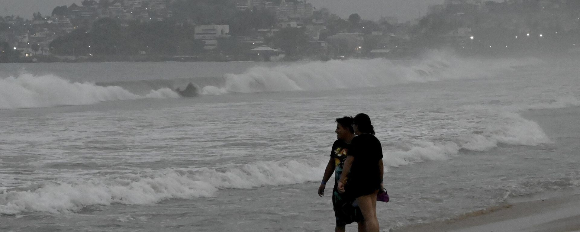 People stand on the beach after Hurricane Otis' arrival alert in Acapulco, Guerrero state, Mexico on October 24, 2023. A new Category 3 hurricane, driven by winds exceeding 200 km/h, threatens Acapulco, the tourist capital of the Pacific on the west coast of Mexico, the American National Hurricane Center (NHC) said on Tuesday. People stand on the beach after Hurricane Otis' arrival alert in Acapulco, Guerrero state, Mexico on October 24, 2023. A new Category 3 hurricane, driven by winds exceeding 200 km/h, threatens Acapulco, the tourist capital of the Pacific on the west coast of Mexico, the American National Hurricane Center (NHC) said on Tuesday. - Sputnik International, 1920, 25.10.2023