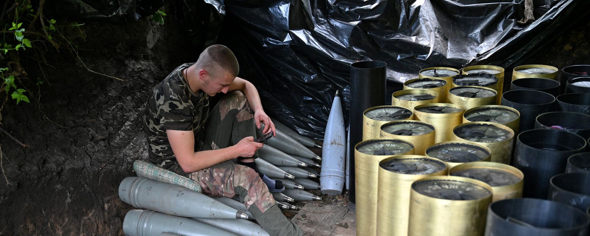 A Ukrainian artilleryman checks his mobile phone next to shells and the cases of propellant charges as he gets a rest at a position near Avdeyevka in the Donetsk region on June 23, 2023. A Ukrainian artilleryman checks his mobile phone next to shells and the cases of propellant charges as he gets a rest at a position near Avdeyevka in the Donetsk region on June 23, 2023. - Sputnik International, 1920, 01.11.2023
