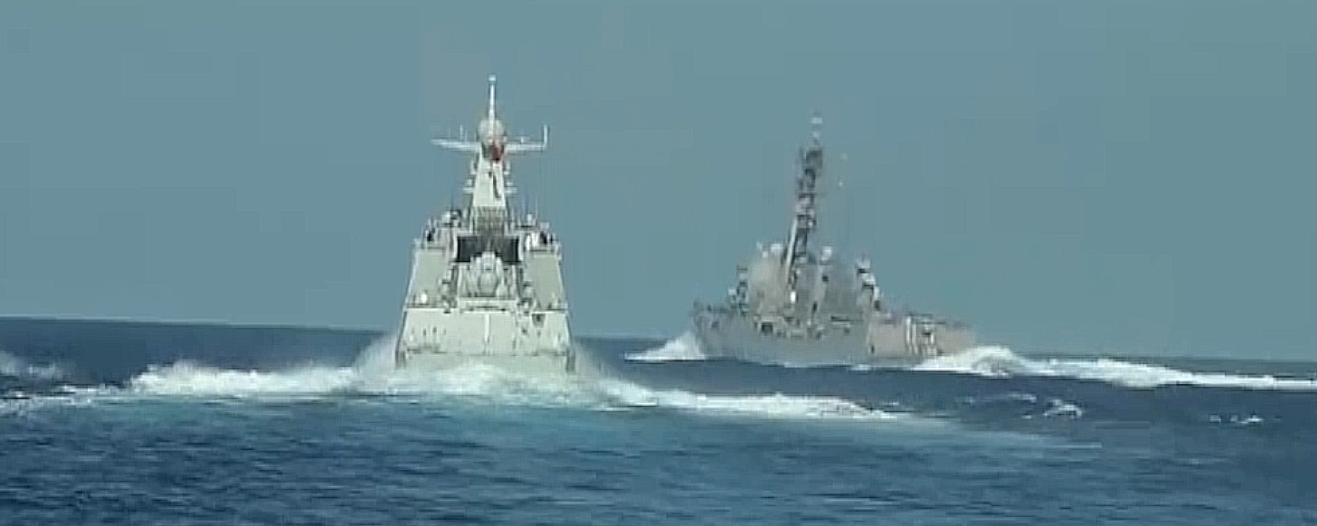 The American destroyer USS Ralph Johnson (right) is seen cutting across the bow of the Chinese frigate Guilin (left) in an encounter on August 19 in the South China Sea. The Chinese Ministry of National Defense released footage of the incident on October 26, calling it an unfettered provocation that violated several regulations governing safe encounters between ships at sea. The American destroyer USS Ralph Johnson (right) is seen cutting across the bow of the Chinese frigate Guilin (left) in an encounter on August 19 in the South China Sea. The Chinese Ministry of National Defense released footage of the incident on October 26, calling it an unfettered provocation that violated several regulations governing safe encounters between ships at sea. - Sputnik International, 1920, 04.09.2024