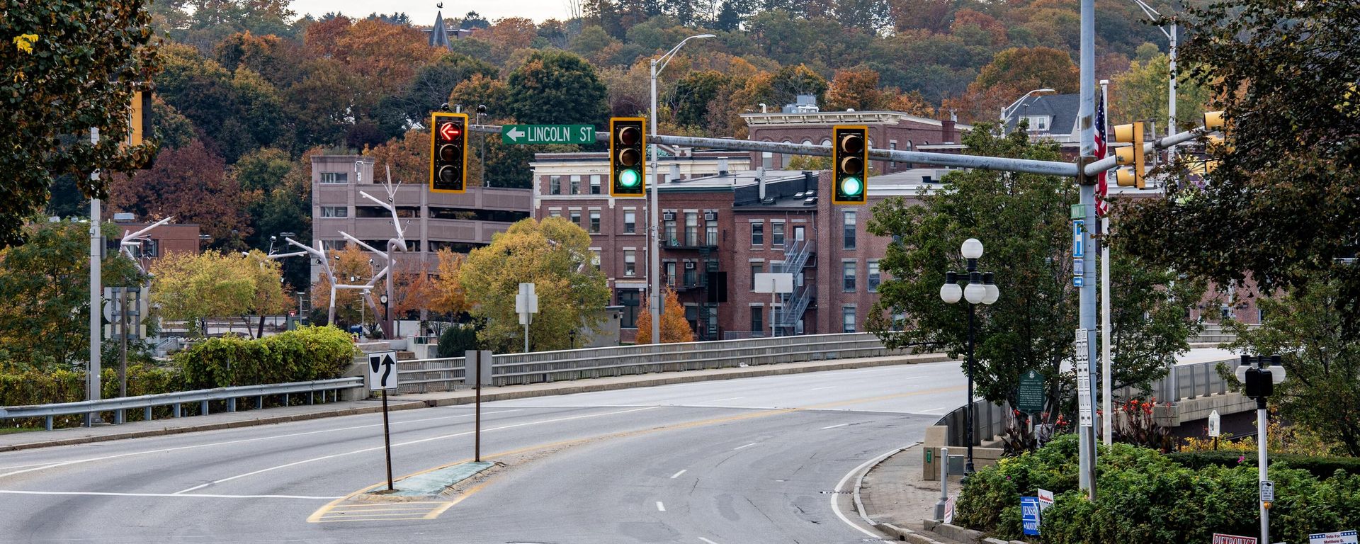 Much of the town is empty, people have taken shelter and stores have been closed in Lewiston, Maine, on October 26, 2023 the day after a mass shooting. Hundreds of police in the US state of Maine hunted October 26 for a fugitive gunman who killed 18 people at a bowling alley and a bar, as President Joe Biden mourned yet another senseless and tragic mass shooting. The rampage in the small northeastern town of Lewiston also left 13 people wounded, three critically, in the deadliest shooting this year in America. Much of the town is empty, people have taken shelter and stores have been closed in Lewiston, Maine, on October 26, 2023 the day after a mass shooting. Hundreds of police in the US state of Maine hunted October 26 for a fugitive gunman who killed 18 people at a bowling alley and a bar, as President Joe Biden mourned yet another senseless and tragic mass shooting. The rampage in the small northeastern town of Lewiston also left 13 people wounded, three critically, in the deadliest shooting this year in America. - Sputnik International, 1920, 26.10.2023