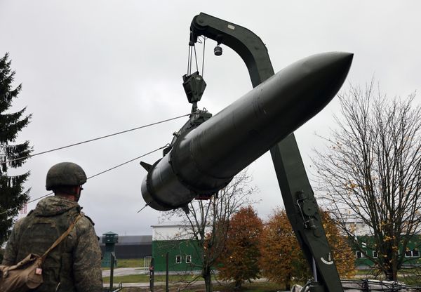 Crews of the Baltic Fleet Army Corps load quasi-ballistic missiles using a transport loading vehicle during an electronic launch exercise with Iskander-M operational-tactical missile systems. - Sputnik International