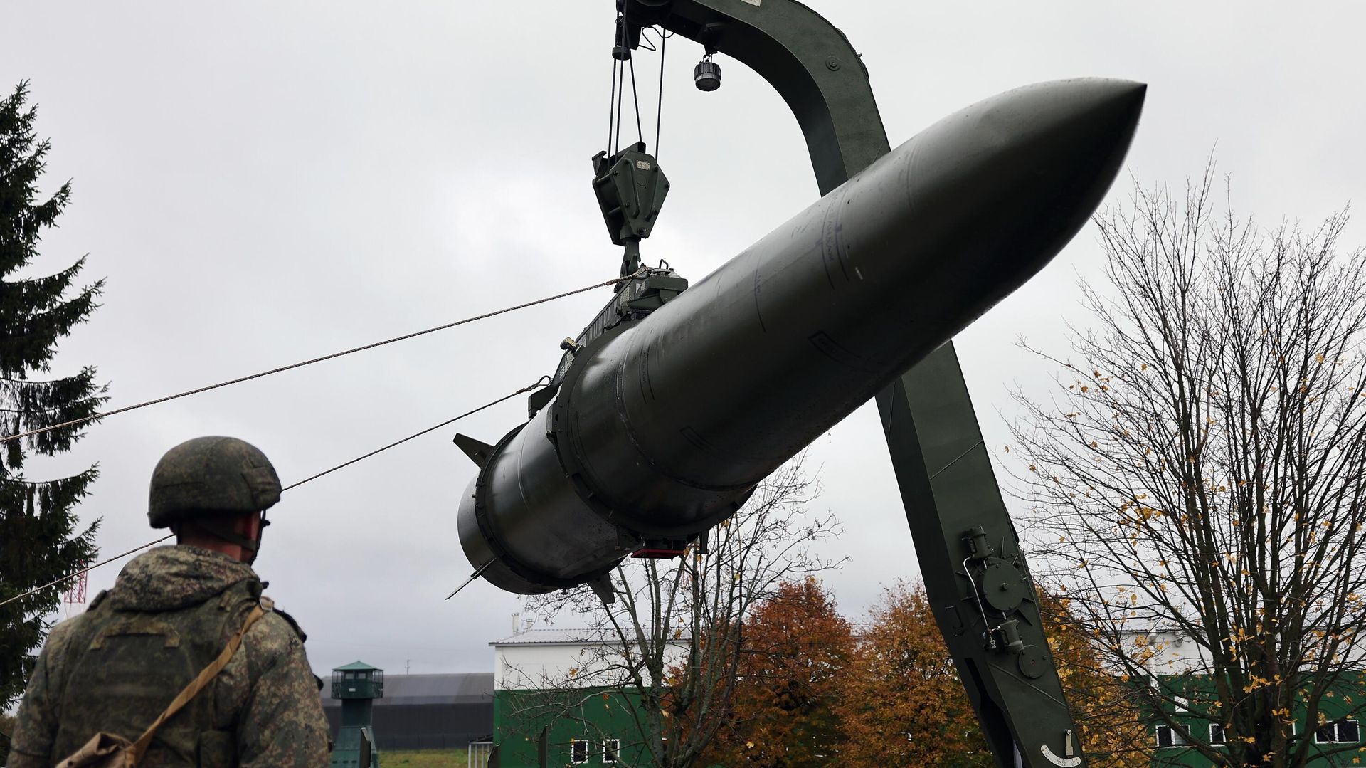 Combat crews of the Baltic Fleet Army Corps load quasi-ballistic missiles from a transport loading vehicle during an electronic launch exercise of Iskander-M operational-tactical missile systems. Combat crews of the Baltic Fleet Army Corps load quasi-ballistic missiles from a transport loading vehicle during an electronic launch exercise of Iskander-M operational-tactical missile systems. - Sputnik International, 1920, 27.05.2025