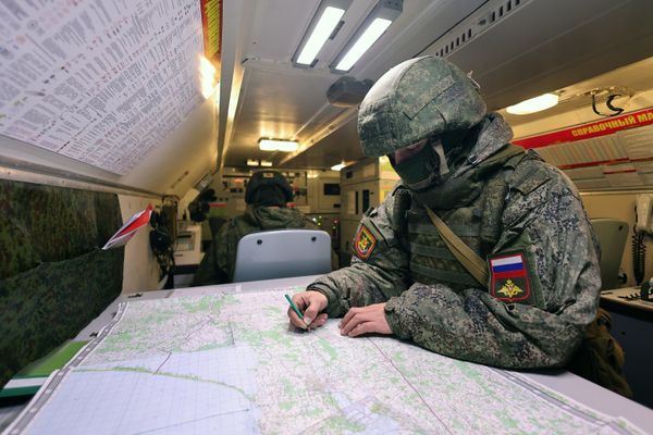 Servicemen of the Russian Baltic Fleet Army Corps in a command and staff vehicle during an Iskander-M operational-tactical missile system electronic launch exercise. - Sputnik International