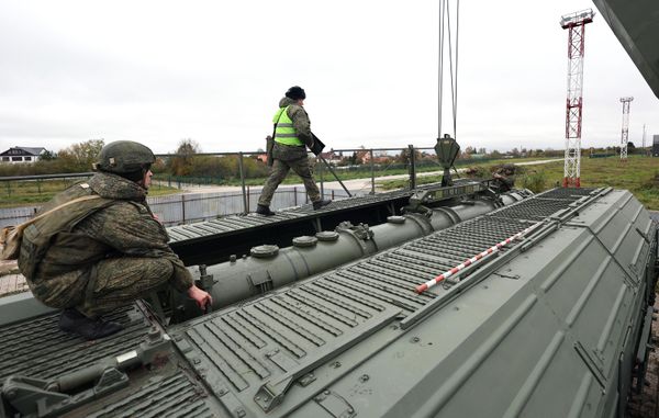 Combat crews of the Baltic Fleet Army Corps loading a launcher with cruise missiles - Sputnik International