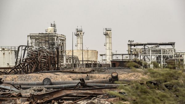 This picture shows a view of oil production facilities at the Omar oil field in the eastern Syrian Deir Ezzor province. File photo. - Sputnik International