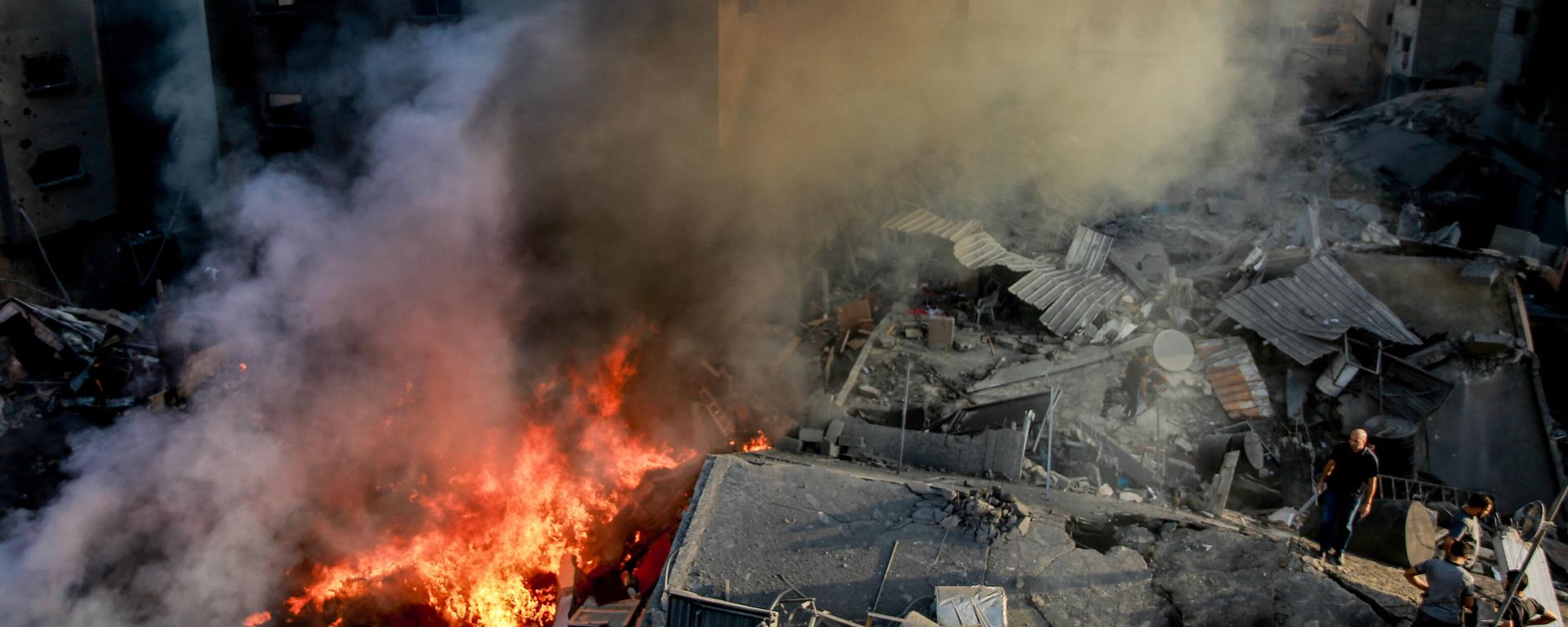 Palestinians stand on the rubble of a levelled building as smoke and fire rise from the destruction following an Israeli strike in Gaza City on October 26, 2023. Palestinians stand on the rubble of a levelled building as smoke and fire rise from the destruction following an Israeli strike in Gaza City on October 26, 2023. - Sputnik International, 1920, 19.11.2023