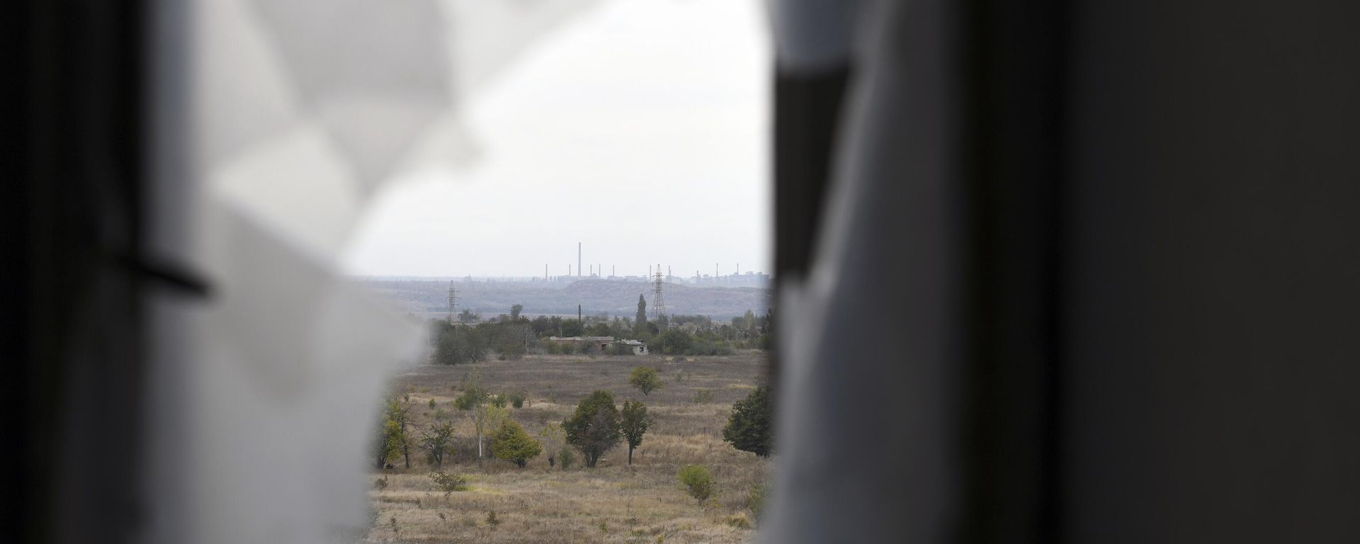 View of DPR town of Avdeevka from behind a damaged home. Mid-October 2023. View of DPR town of Avdeevka from behind a damaged home. Mid-October 2023. - Sputnik International, 1920, 27.10.2023