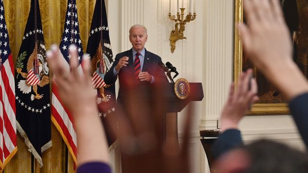 Reporters raise their hands to ask US President Joe Biden questions. File photo. - Sputnik International