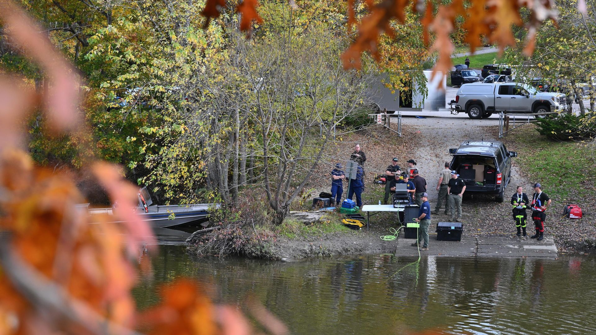 Law enforcement officials prepare to search the Androscoggin River in Lisbon Falls, Maine, on October 27, 2023, in the aftermath of a mass shooting in Lewiston, Maine. Police in Maine struggled for a second day on October 27, 2023, to catch a man who gunned down 18 people with a semi-automatic rifle in a bowling alley and a bar in a town where locals were enjoying an evening out. Robert Card, 40, is accused of being the man seen on security cameras walking into a Lewiston bowling alley on the evening of October 25, 2023, and launching the country's deadliest mass shooting of the year so far. In addition to the 18 murdered at the bowling venue and later in a bar, the US Army reservist is accused of wounding 13. Law enforcement officials prepare to search the Androscoggin River in Lisbon Falls, Maine, on October 27, 2023, in the aftermath of a mass shooting in Lewiston, Maine. Police in Maine struggled for a second day on October 27, 2023, to catch a man who gunned down 18 people with a semi-automatic rifle in a bowling alley and a bar in a town where locals were enjoying an evening out. Robert Card, 40, is accused of being the man seen on security cameras walking into a Lewiston bowling alley on the evening of October 25, 2023, and launching the country's deadliest mass shooting of the year so far. In addition to the 18 murdered at the bowling venue and later in a bar, the US Army reservist is accused of wounding 13. - Sputnik International, 1920, 28.10.2023