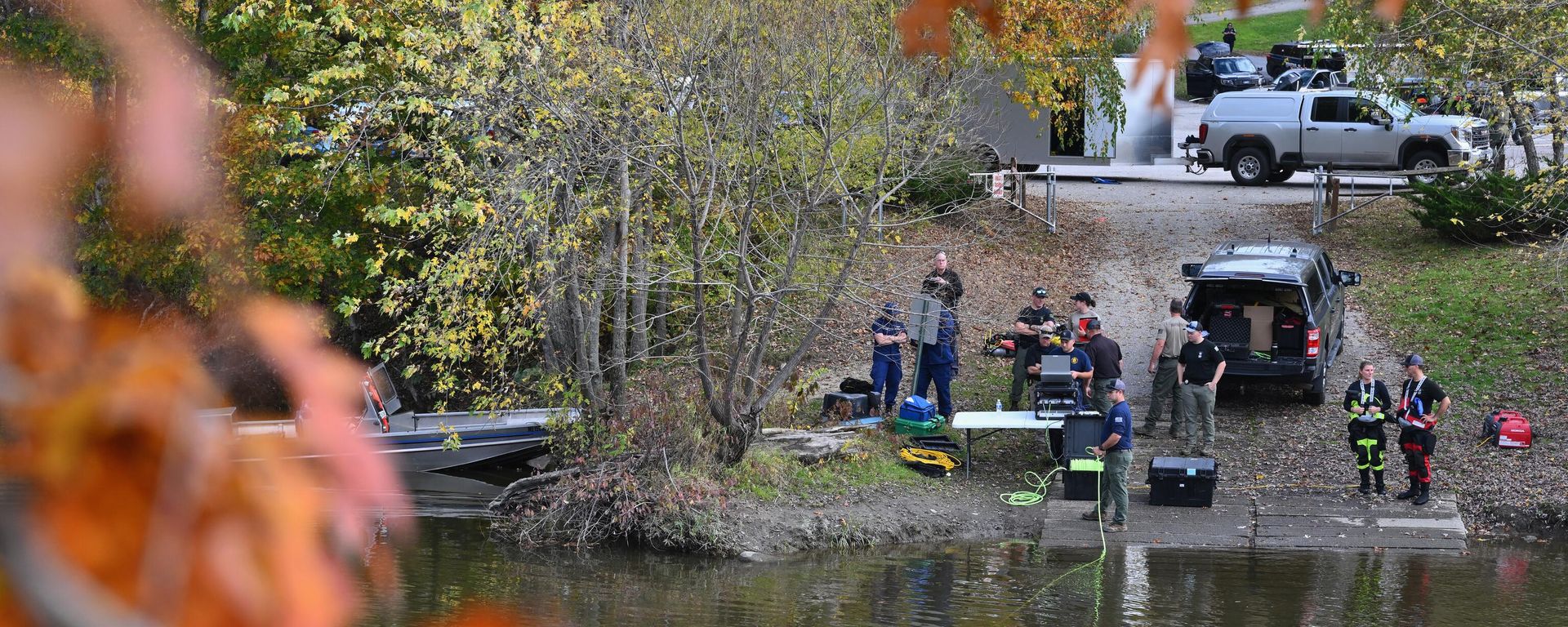 Law enforcement officials prepare to search the Androscoggin River in Lisbon Falls, Maine, on October 27, 2023, in the aftermath of a mass shooting in Lewiston, Maine. Police in Maine struggled for a second day on October 27, 2023, to catch a man who gunned down 18 people with a semi-automatic rifle in a bowling alley and a bar in a town where locals were enjoying an evening out. Robert Card, 40, is accused of being the man seen on security cameras walking into a Lewiston bowling alley on the evening of October 25, 2023, and launching the country's deadliest mass shooting of the year so far. In addition to the 18 murdered at the bowling venue and later in a bar, the US Army reservist is accused of wounding 13. Law enforcement officials prepare to search the Androscoggin River in Lisbon Falls, Maine, on October 27, 2023, in the aftermath of a mass shooting in Lewiston, Maine. Police in Maine struggled for a second day on October 27, 2023, to catch a man who gunned down 18 people with a semi-automatic rifle in a bowling alley and a bar in a town where locals were enjoying an evening out. Robert Card, 40, is accused of being the man seen on security cameras walking into a Lewiston bowling alley on the evening of October 25, 2023, and launching the country's deadliest mass shooting of the year so far. In addition to the 18 murdered at the bowling venue and later in a bar, the US Army reservist is accused of wounding 13. - Sputnik International, 1920, 28.10.2023