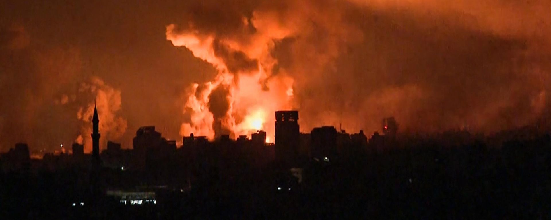 This image grab from an AFP TV footage shows balls of fire and smoke rising above Gaza City during an Israeli strike on October 27, 2023, as battles between Israel and the Palestinian Hamas movement continue This image grab from an AFP TV footage shows balls of fire and smoke rising above Gaza City during an Israeli strike on October 27, 2023, as battles between Israel and the Palestinian Hamas movement continue - Sputnik International, 1920, 28.10.2023