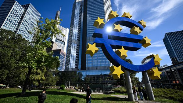 People walk past the Euro currency sign in front of the former European Central Bank (ECB) building on September 14, 2023. - Sputnik International