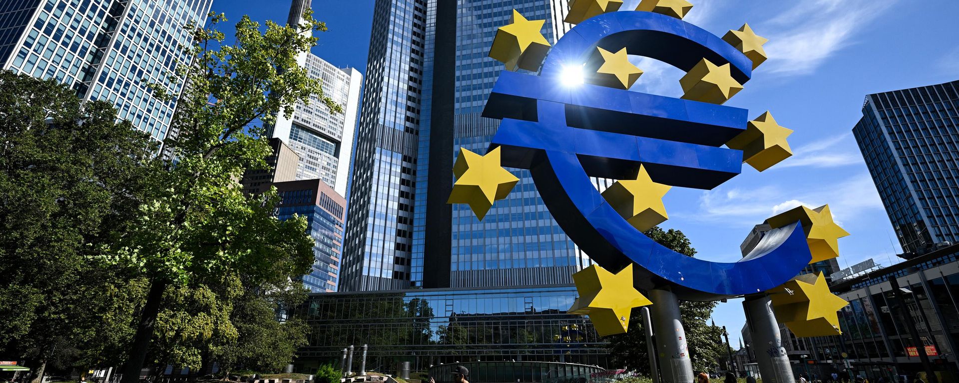 People walk past the Euro currency sign in front of the former European Central Bank (ECB) building on September 14, 2023. People walk past the Euro currency sign in front of the former European Central Bank (ECB) building on September 14, 2023. - Sputnik International, 1920, 28.10.2023