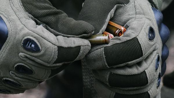 A serviceman holds bullets during a combat training - Sputnik International