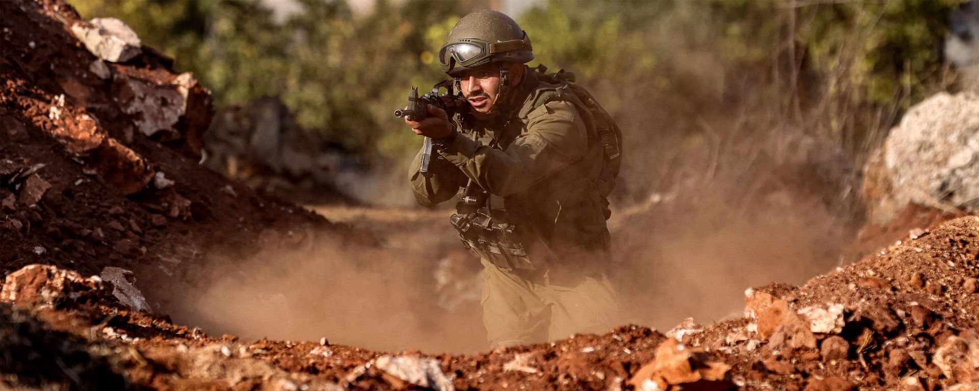An Israeli army soldier advances during a drill at a position in the upper Galilee region of northern Israel near the border with Lebanon An Israeli army soldier advances during a drill at a position in the upper Galilee region of northern Israel near the border with Lebanon - Sputnik International, 1920, 14.11.2023