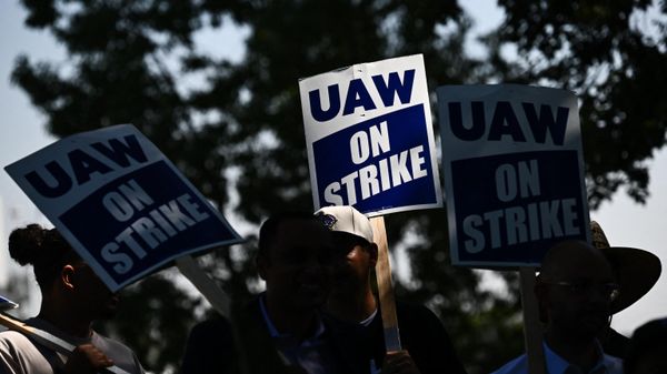 (FILES) Members of the United Auto Workers (UAW) Local 230 and their supporters walk the picket line in front of the Chrysler Corporate Parts Division in Ontario, California, on September 26, 2023, to show solidarity for the Big Three autoworkers currently on strike. Stellantis and the striking United Auto Workers union have reached a preliminary deal allowing members to return to factories, the union said October 28.
The tentative agreement, reached after 44 days of strike action that simultaneously targeted Detroit's Big Three automakers, includes a 25 percent raise in base wages by 2028, the union said.
Stellantis workers will return to work while the agreement goes through the ratification process, the UAW said in a statement. - Sputnik International