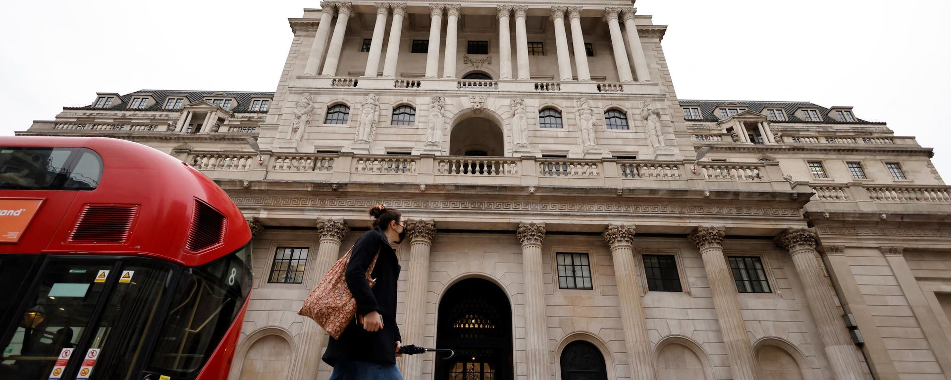 A pedestrian and a London bus go past the Bank of England in London on December 16, 2021. A pedestrian and a London bus go past the Bank of England in London on December 16, 2021. - Sputnik International, 1920, 29.10.2023
