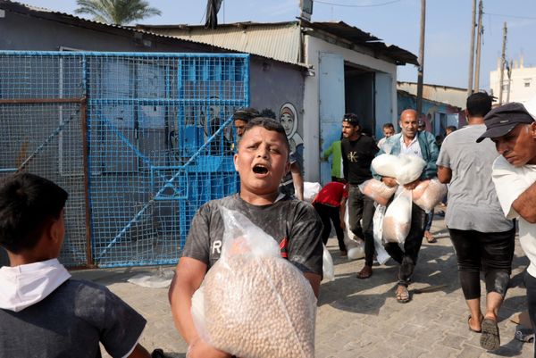 A Palestinian boy holds a bag of chickpeas collected from a UN-run aid supply center in Deir al-Balah. This center distributes food to local Palestinians and those displaced following Israel's call for more than one million residents in northern Gaza to relocate to the south for safety. - Sputnik International