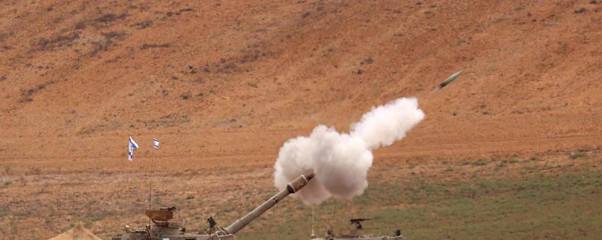 Artillery shells are fired from an undisclosed position toward the Gaza Strip by the Israeli army on October 29, 2023.  - Sputnik International, 1920, 29.10.2023