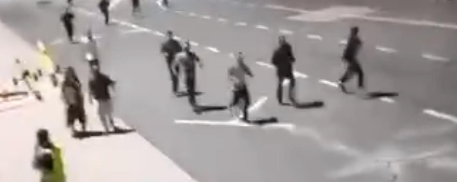 Screenshot captures moment in which trespassers swarmed an airport tarmac late Sunday in the southwestern Russian city of Makhachkala. The Russian Interior Ministry's regional office has launched a criminal probe in the matter. Screenshot captures moment in which trespassers swarmed an airport tarmac late Sunday in the southwestern Russian city of Makhachkala. The Russian Interior Ministry's regional office has launched a criminal probe in the matter. - Sputnik International, 1920, 29.10.2023