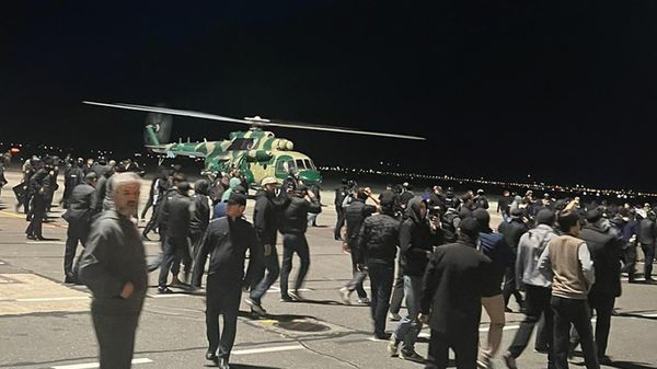 A crowd that forced its way to an airfield of the airport in Makhachkala, Russia, Monday, Oct. 30, 2023, to protest the arrival of an airliner coming to Dagestan from Tel Aviv, Israel - Sputnik International