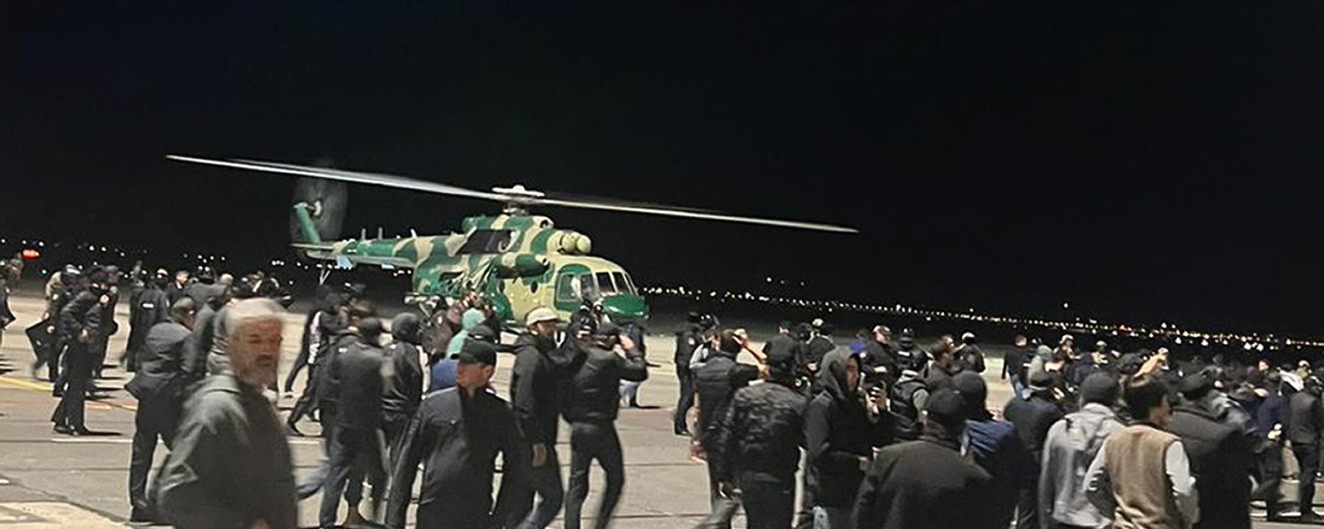 A crowd that forced its way to an airfield of the airport in Makhachkala, Russia, Monday, Oct. 30, 2023, to protest the arrival of an airliner coming to Dagestan from Tel Aviv, Israel A crowd that forced its way to an airfield of the airport in Makhachkala, Russia, Monday, Oct. 30, 2023, to protest the arrival of an airliner coming to Dagestan from Tel Aviv, Israel - Sputnik International, 1920, 30.10.2023