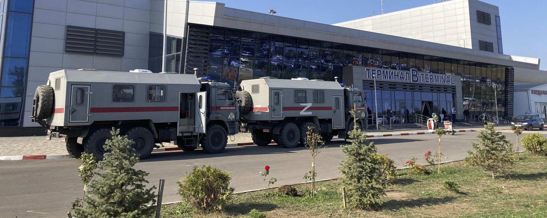 This photograph shows Russian National Guard (Rosgvardiya) vans parked at the airport in Makhachkala on October 30, 2023. Russian police on October 30, 2023 said they had arrested 60 people suspected of storming an airport in the Muslim-majority Caucasus republic of Dagestan, seeking to attack Jewish passengers coming from Israel. (Photo by STRINGER / AFP) This photograph shows Russian National Guard (Rosgvardiya) vans parked at the airport in Makhachkala on October 30, 2023. Russian police on October 30, 2023 said they had arrested 60 people suspected of storming an airport in the Muslim-majority Caucasus republic of Dagestan, seeking to attack Jewish passengers coming from Israel. (Photo by STRINGER / AFP) - Sputnik International, 1920, 30.10.2023