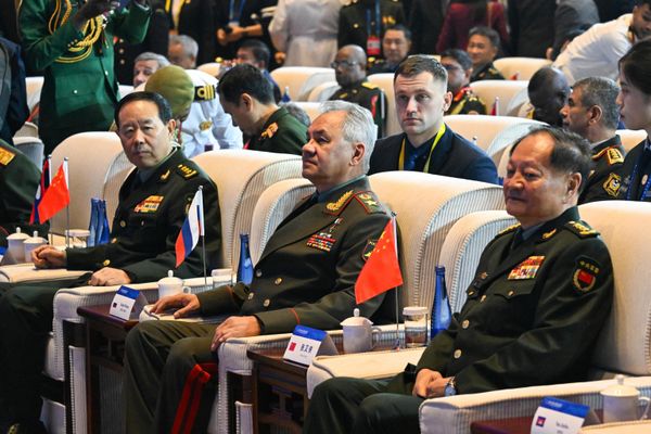 China's Vice Chairman of the Central Military Commission Zhang Youxia (R) and Russia's Defense Minister Sergei Shoigu (C) attend the Xiangshan Forum in Beijing. - Sputnik International