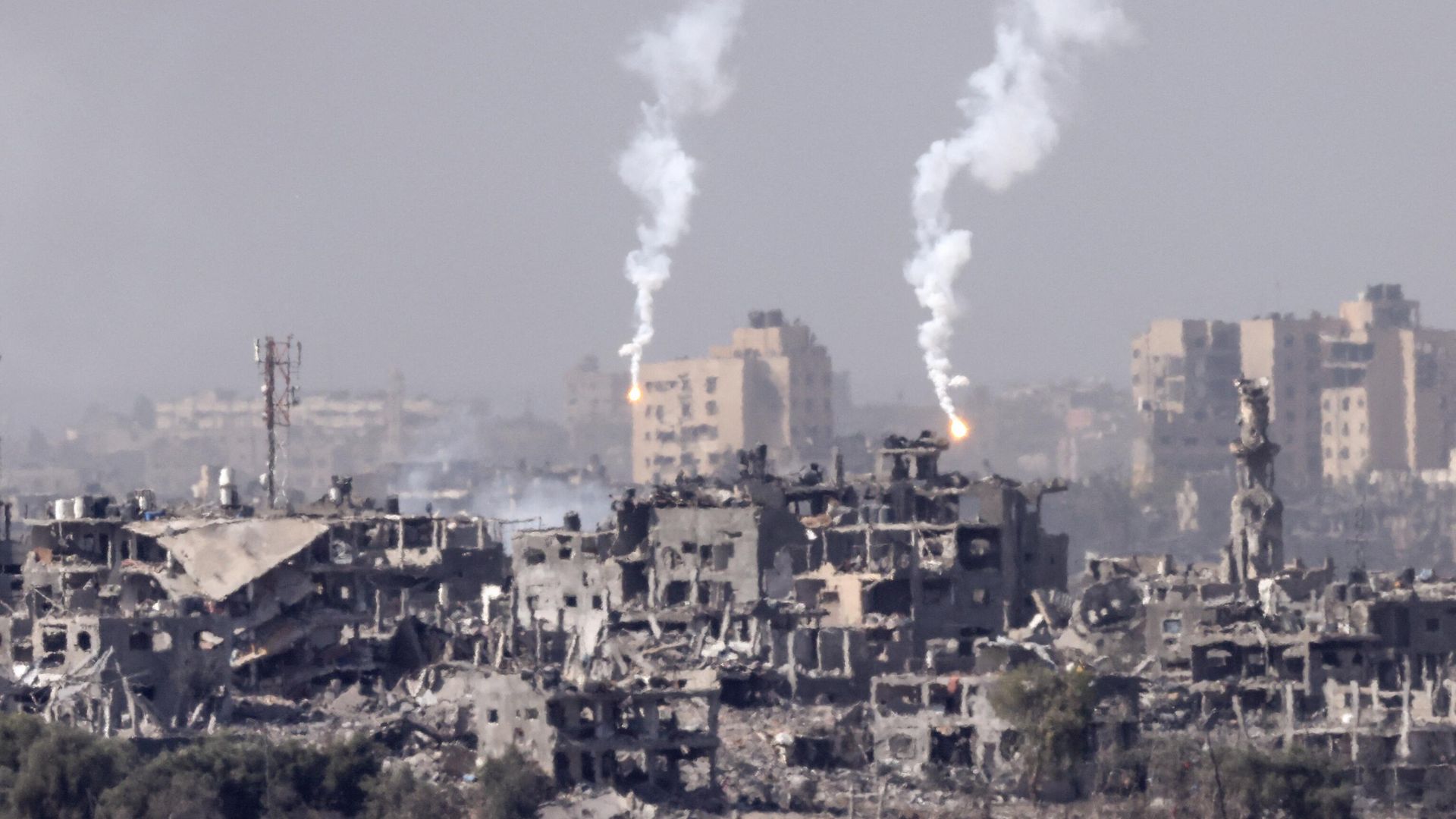 A picture taken from Israel's southern city of Sderot shows flares dropped by Israeli forces above the north of the Gaza Strip, on October 30, 2023, amid ongoing battles between Israel and the Palestinian Hamas movement. A picture taken from Israel's southern city of Sderot shows flares dropped by Israeli forces above the north of the Gaza Strip, on October 30, 2023, amid ongoing battles between Israel and the Palestinian Hamas movement. - Sputnik International, 1920, 30.10.2023