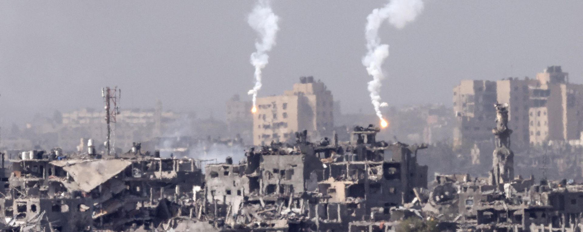 A picture taken from Israel's southern city of Sderot shows flares dropped by Israeli forces above the north of the Gaza Strip, on October 30, 2023, amid ongoing battles between Israel and the Palestinian Hamas movement. A picture taken from Israel's southern city of Sderot shows flares dropped by Israeli forces above the north of the Gaza Strip, on October 30, 2023, amid ongoing battles between Israel and the Palestinian Hamas movement. - Sputnik International, 1920, 15.11.2023