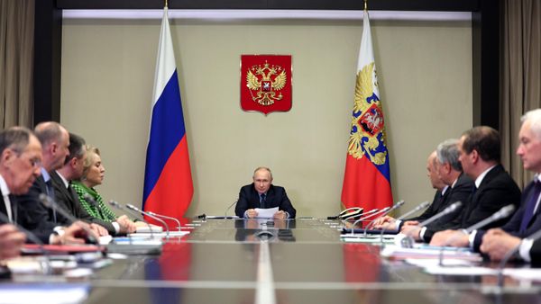 Russian President Vladimir Putin addresses members of Russia's Security Council and security service heads, October 30, 2023. - Sputnik International