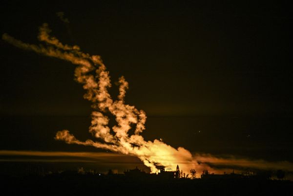 This picture, taken near Sderot along the Israeli border with the Gaza Strip, shows flares dropped by Israeli forces above the Palestinian enclave. - Sputnik International