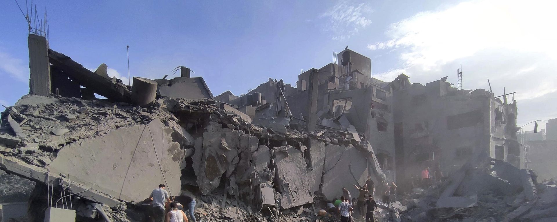 Palestinians inspect the damage of buildings destroyed by Israeli airstrikes on Jabaliya refugee camp on the outskirts of Gaza City, Tuesday, Oct. 31, 2023. Palestinians inspect the damage of buildings destroyed by Israeli airstrikes on Jabaliya refugee camp on the outskirts of Gaza City, Tuesday, Oct. 31, 2023. - Sputnik International, 1920, 03.11.2023