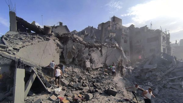 Palestinians inspect the damage of buildings destroyed by Israeli airstrikes on Jabaliya refugee camp on the outskirts of Gaza City, Tuesday, Oct. 31, 2023. - Sputnik International