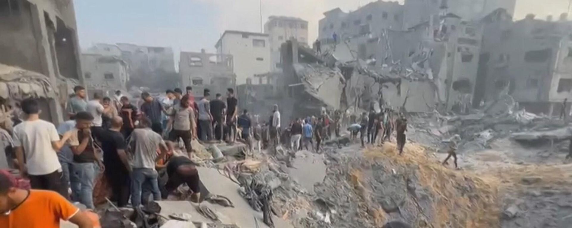 This image grab taken from AFPTV video footage shows Palestinians looking for survivors in a crater following a stike on the Jabaliya refugee camp in the northern Gaza Strip, on October 31, 2023. This image grab taken from AFPTV video footage shows Palestinians looking for survivors in a crater following a stike on the Jabaliya refugee camp in the northern Gaza Strip, on October 31, 2023. - Sputnik International, 1920, 03.11.2023