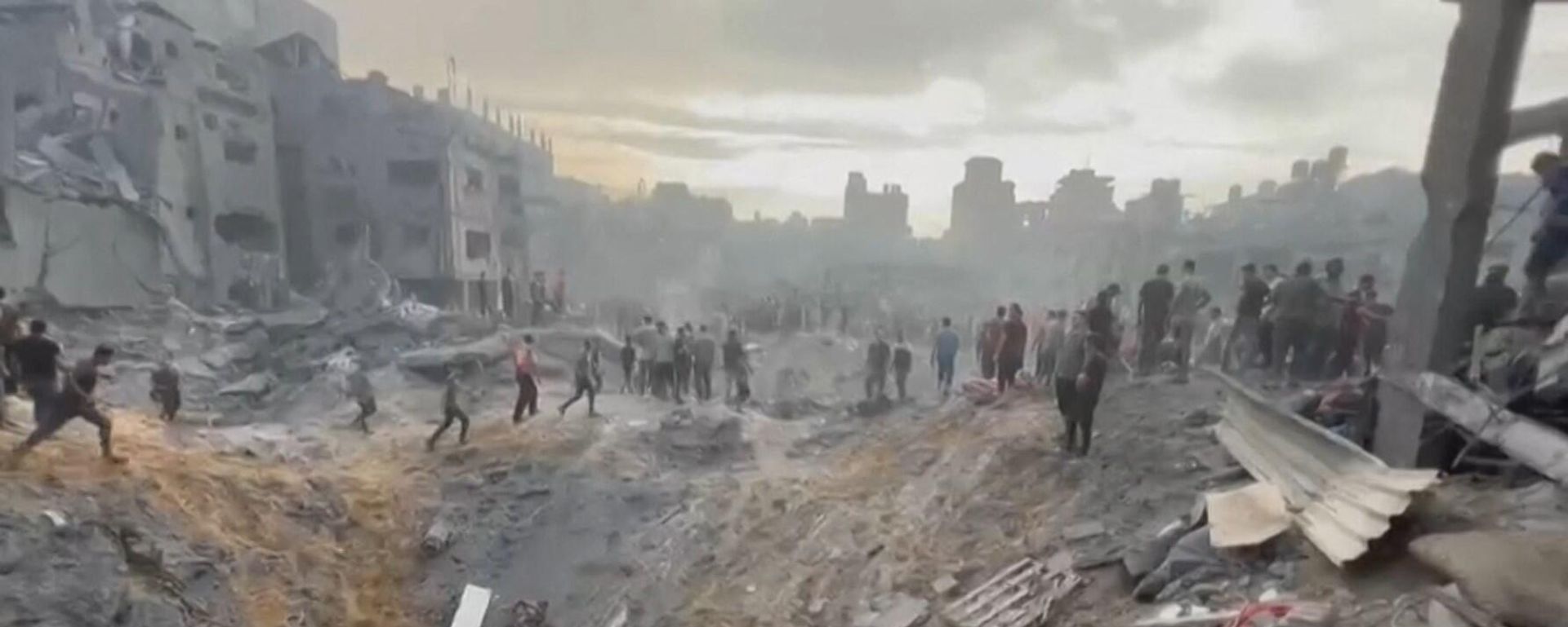 This image grab taken from AFPTV video footage shows Palestinians looking for survivors in a crater following a stike on the Jabaliya refugee camp in the northern Gaza Strip, on October 31, 2023. This image grab taken from AFPTV video footage shows Palestinians looking for survivors in a crater following a stike on the Jabaliya refugee camp in the northern Gaza Strip, on October 31, 2023. - Sputnik International, 1920, 04.11.2023