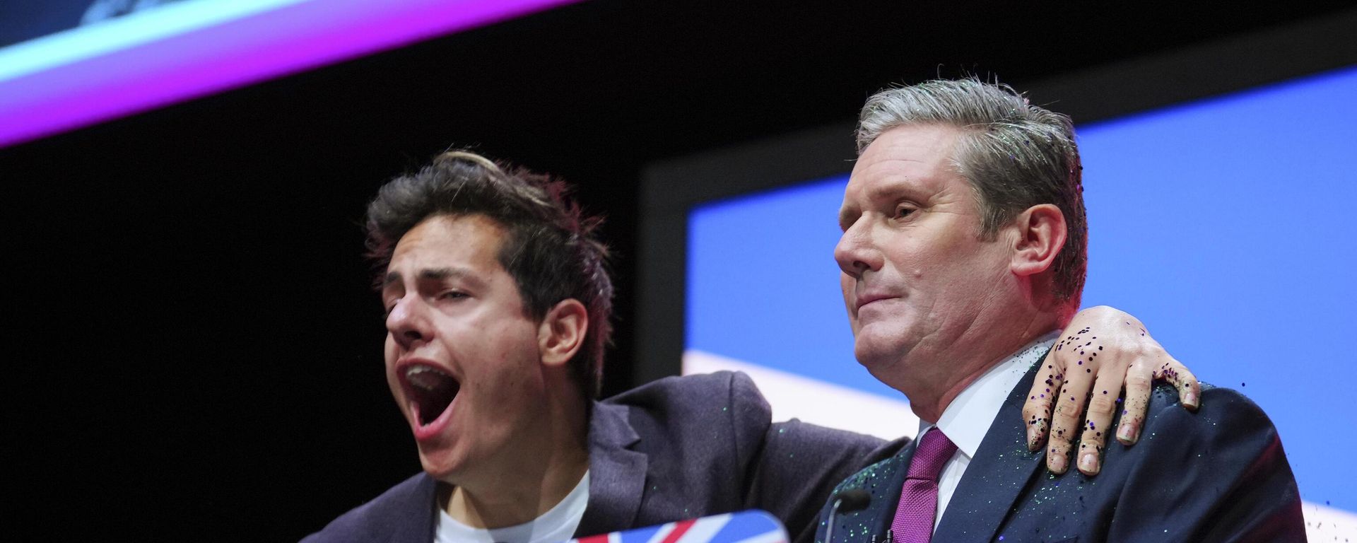 A protester sprinkles British Labour Party Leader Sir Keir Starmer with glitter on the podium of the party's conference in Liverpool on October 10, 2023. A protester sprinkles British Labour Party Leader Sir Keir Starmer with glitter on the podium of the party's conference in Liverpool on October 10, 2023. - Sputnik International, 1920, 01.11.2023