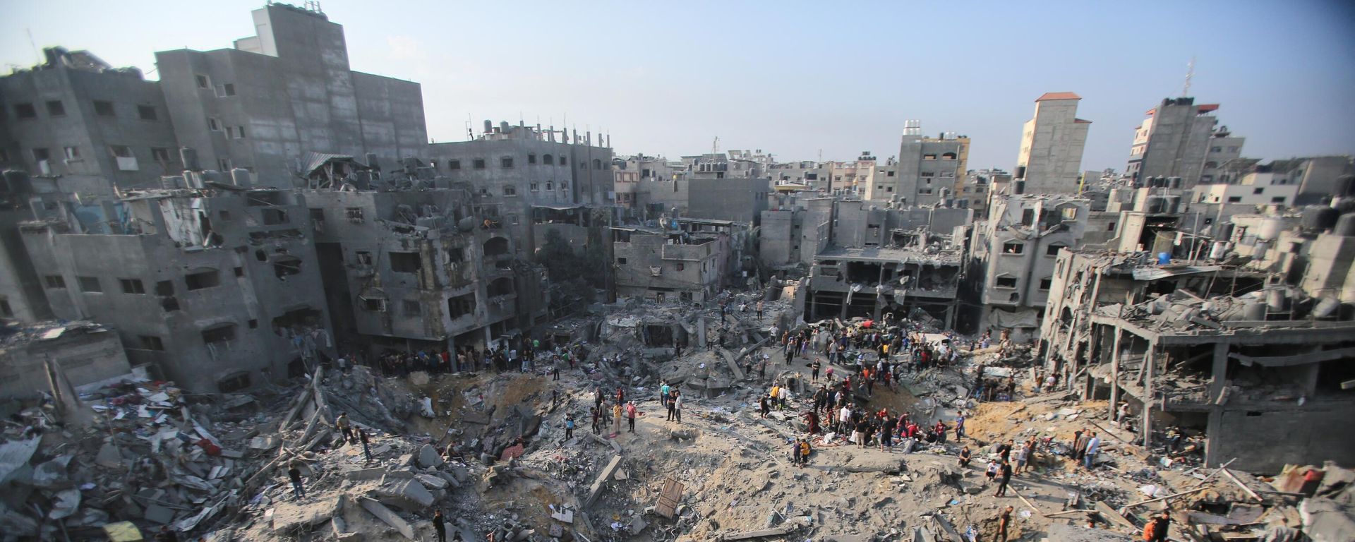 Palestinians check the destruction in the aftermath of an Israeli strike in the Jabaliya camp for Palestinian refugees in the Gaza Strip, on November 1, 2023. Palestinians check the destruction in the aftermath of an Israeli strike in the Jabaliya camp for Palestinian refugees in the Gaza Strip, on November 1, 2023. - Sputnik International, 1920, 01.11.2023