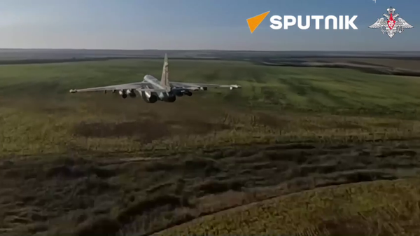 Watch Russian Su-25 Wipe Out Ukrainian Fortified Field Positions - Sputnik International